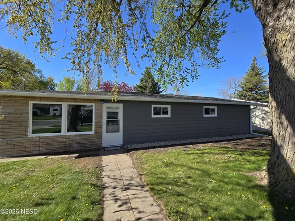 704 7th Ave NE, Watertown, SD 57201
