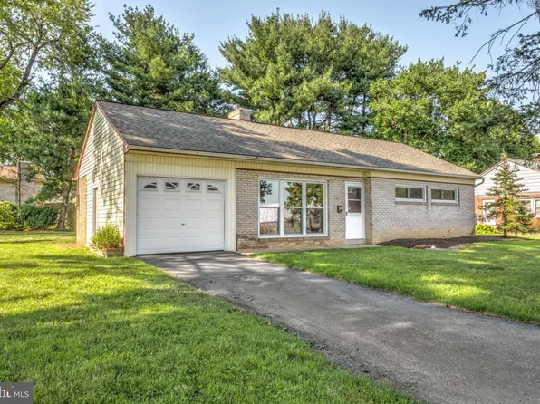 11 Rose Ave, Leola, PA 17540