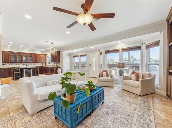 1339 Outrigger St, Tiki Island, TX 77554