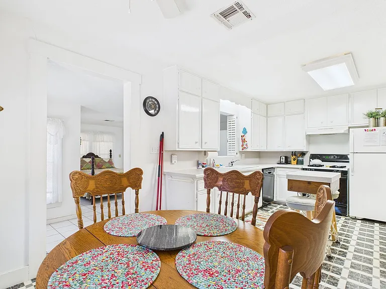 206 N Edison St — Photo 37