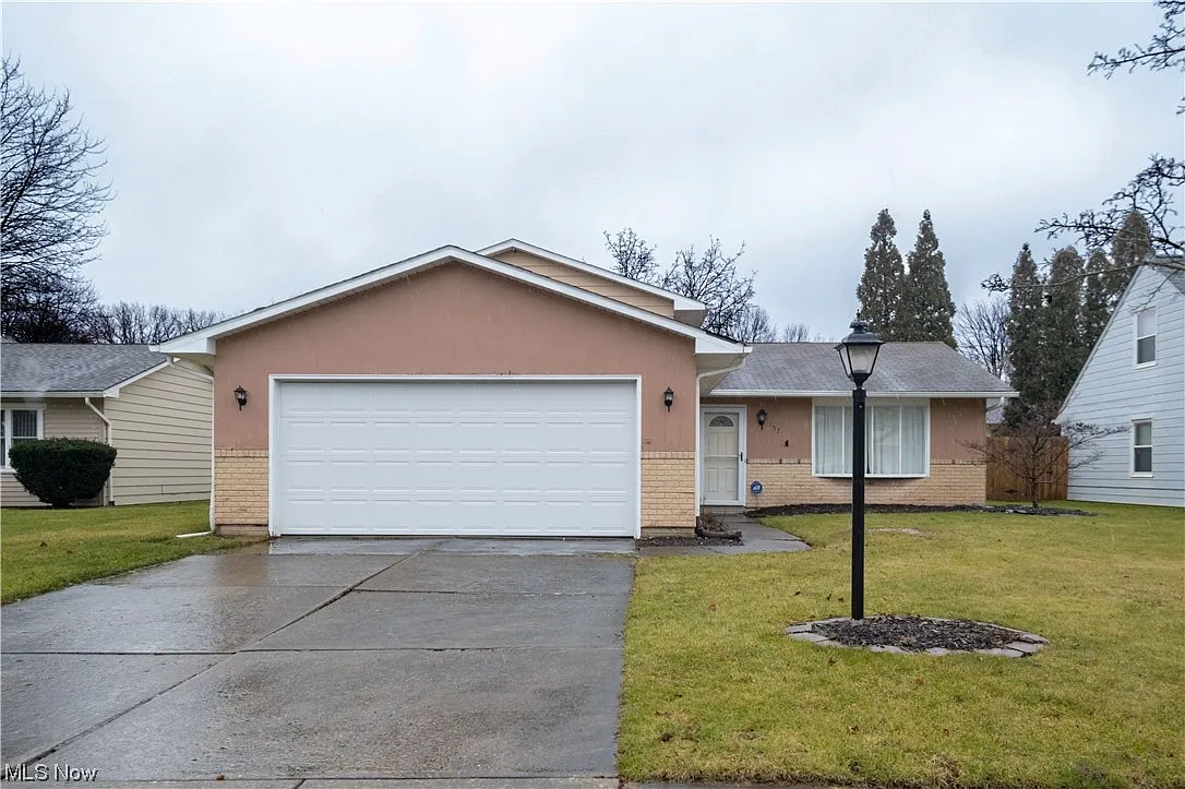 157 Hemlock Dr photo 1