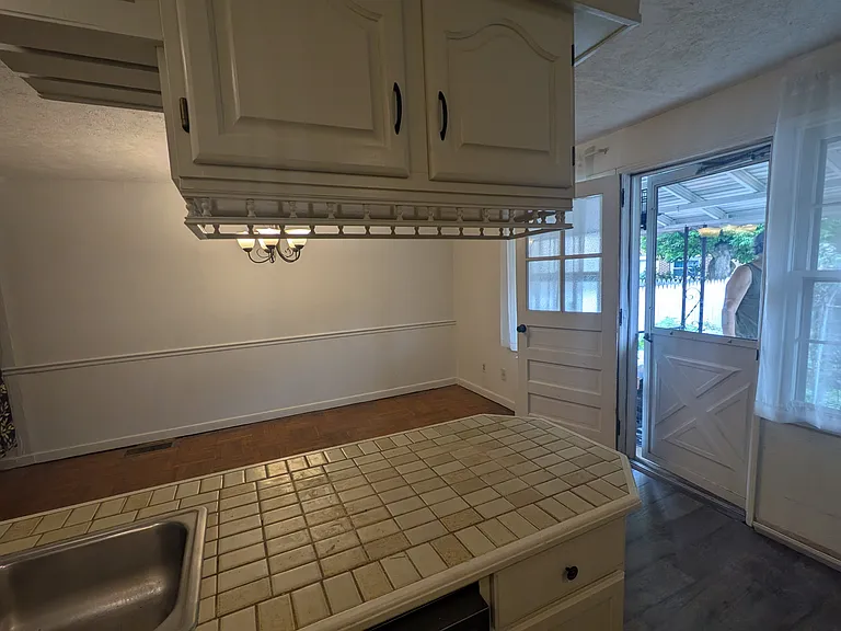 902 Woodlawn Ave — Photo 10