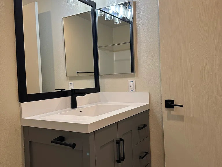 Windsor Garden Apartments — Photo 31