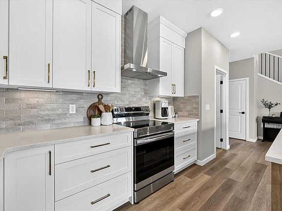 5th image of 421 S Magnolia Way SE