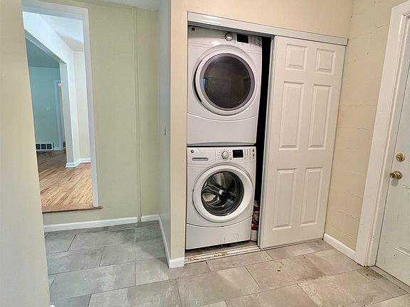 5th image of 402 Fairbanks Dr