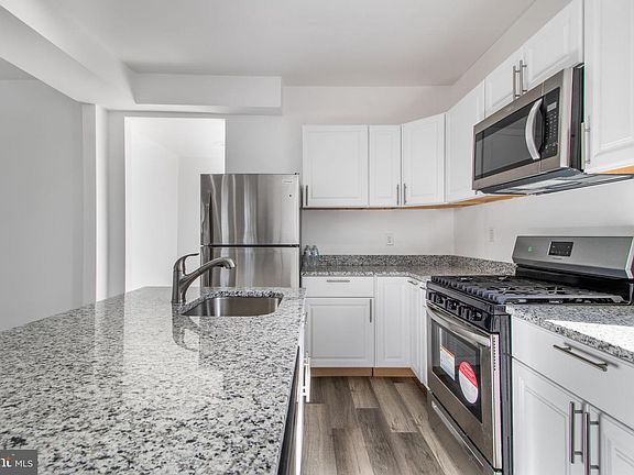 3rd image of 5327 Hamlin Ave