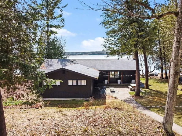 6170 S Tamarack Ln, Maple City, MI 49664