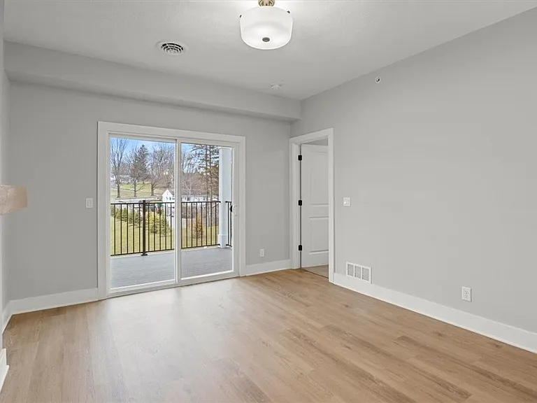 1155 Marina Pkwy — Photo 8