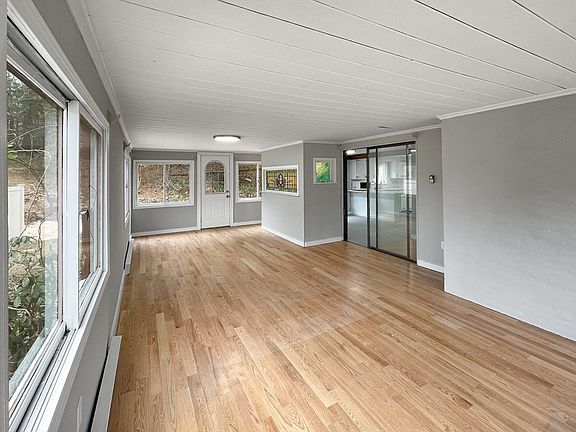5th image of 25 Surrey Dr