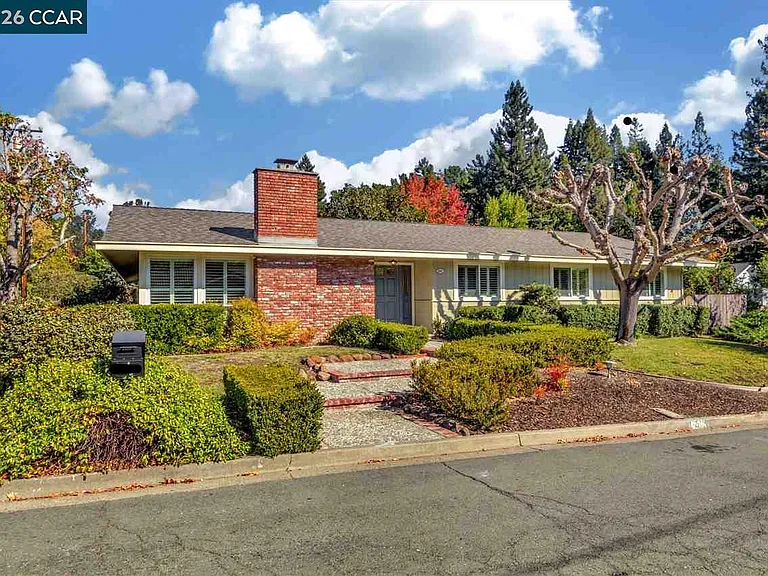 241 Ivy Pl — Photo 1
