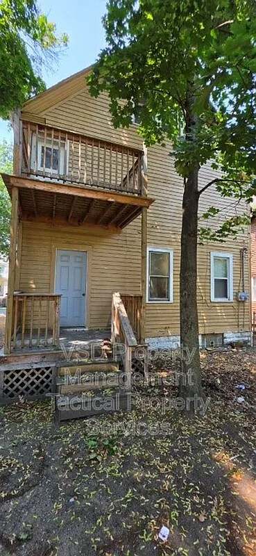 4 bed, 1.0 bath, 876 sqft, $995 — Photo 2