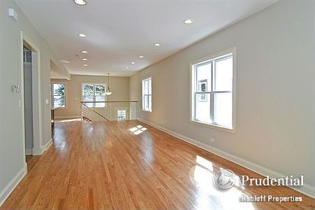 4th image of 4155 N Richmond St