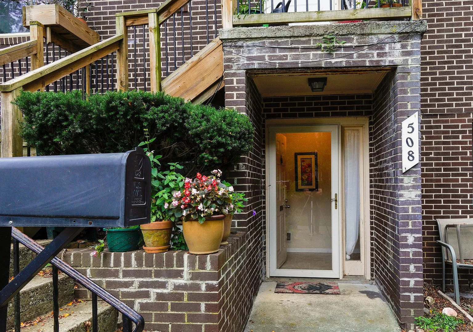 3 Bed/2 Bath Townhouse. On Bus Route to Campus. Parking. — Photo 1