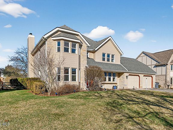3rd image of 425 S Ridge Dr