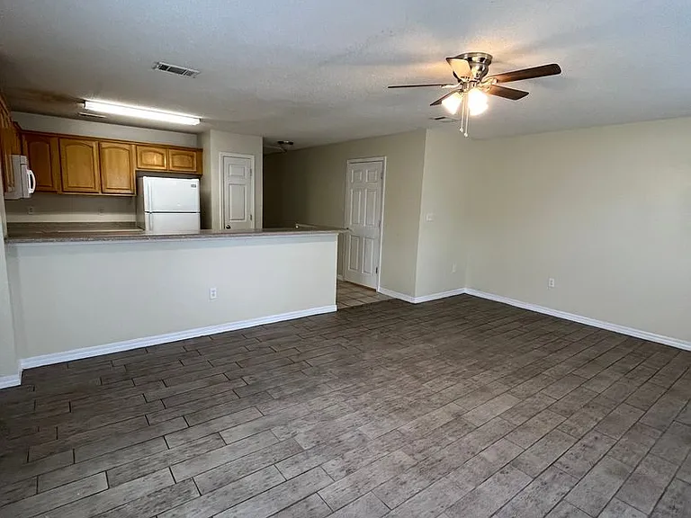 204 Johnson Ct — Photo 2