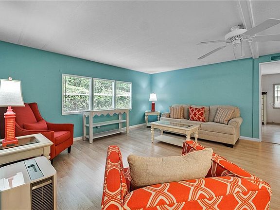 4th image of 221 Aspen Cir