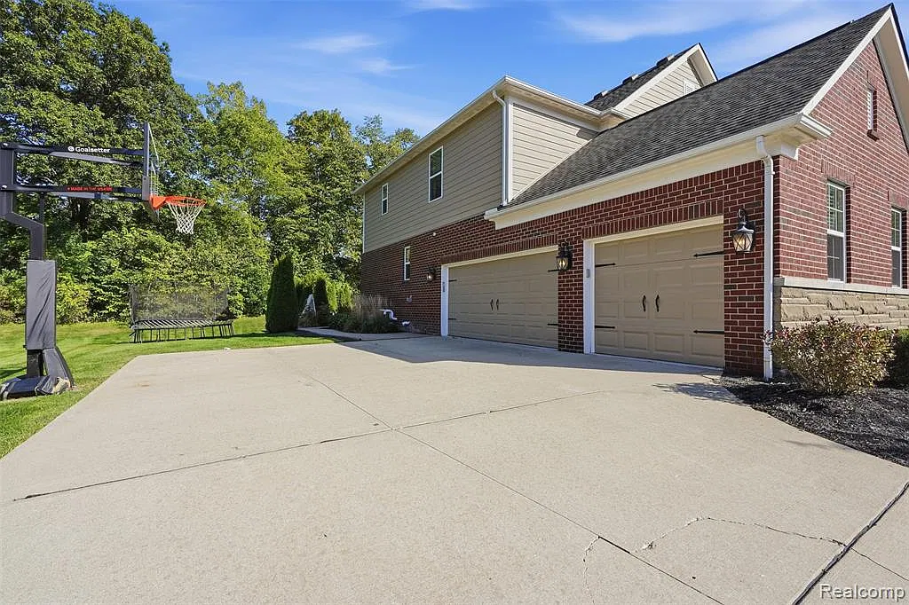 4 bed, 2.5 bath, 3277 sqft, $3,750 — Photo 4