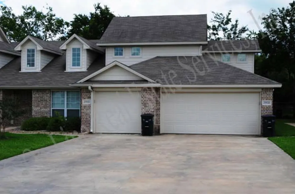 1 bed, 1.5 bath, 850 sqft, $1,350 — Photo 1