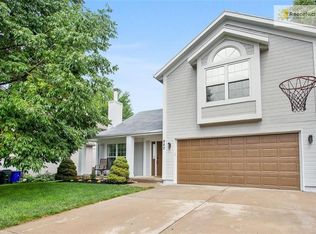 982 E Pineview St, Olathe, KS 66061