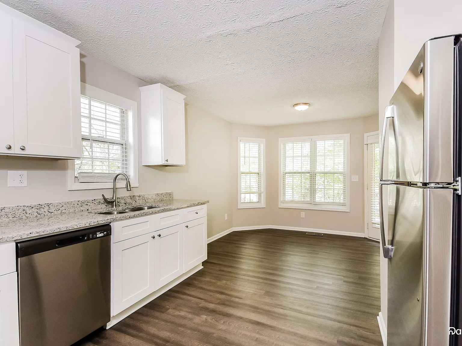 3 bed, 2.0 bath, 2464 sqft, $2,400 — Photo 3