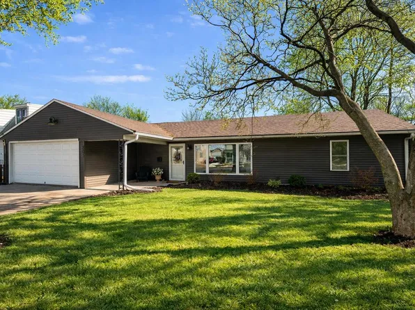 805 North Oakwood AVENUE, Oconomowoc, WI 53066