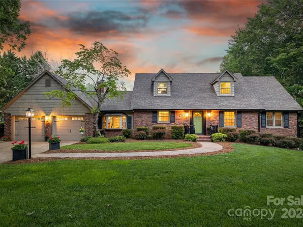 300 Castlegate Dr, Morganton, NC 28655