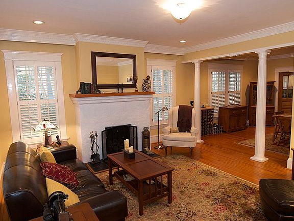 Living Room w Fireplace