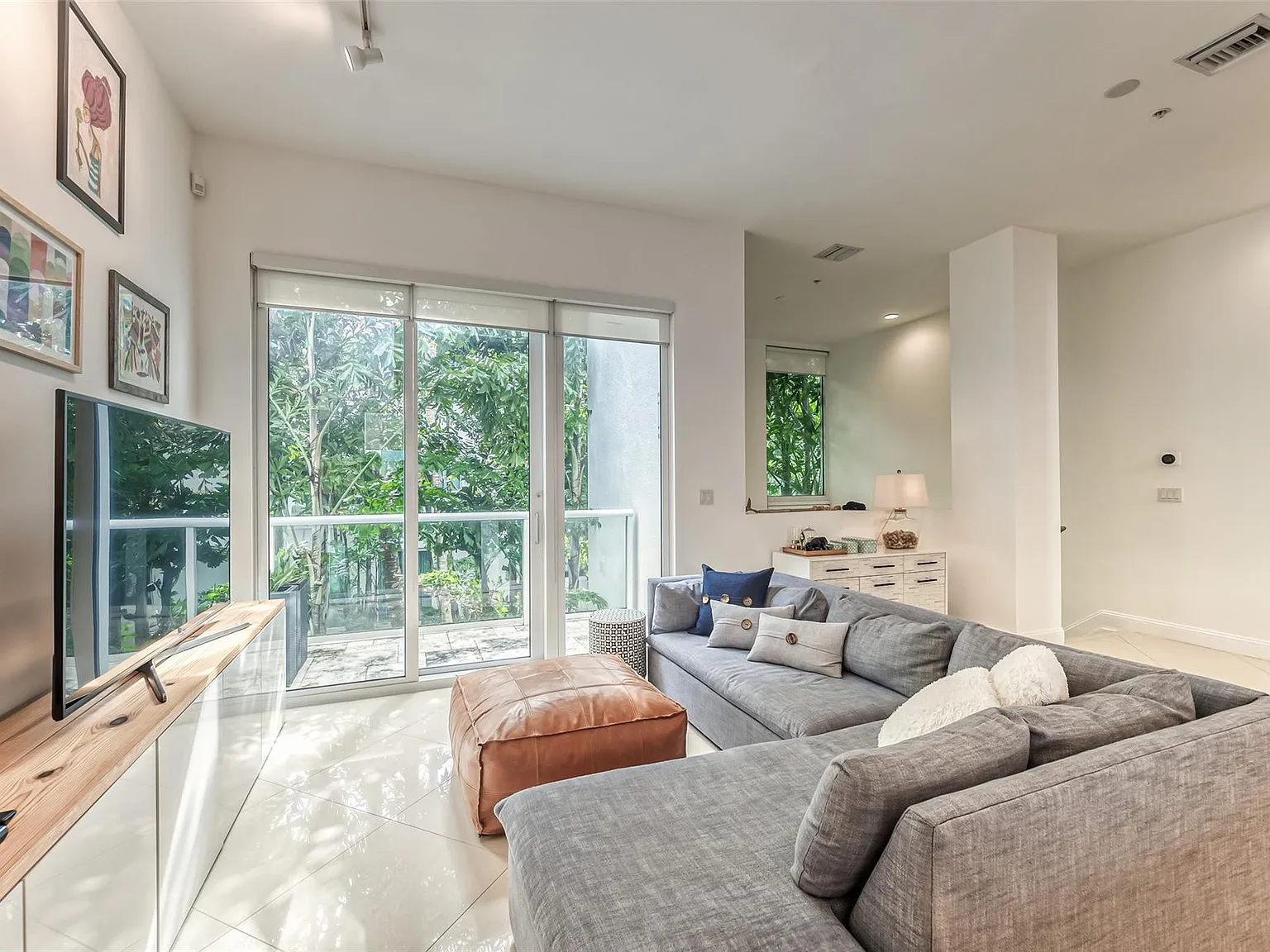 3 bed, 3.5 bath, 1819 sqft, $5,200 — Photo 4