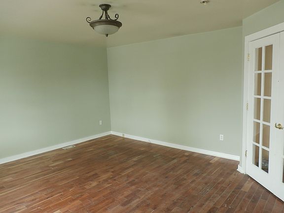 Bonus room w/ french doors