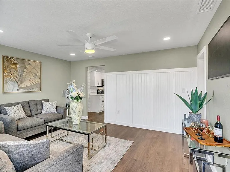 10420 Groton St — Photo 2