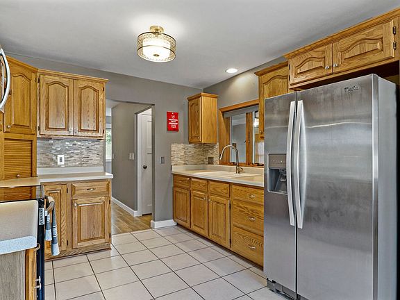 3rd image of 222 Mill St