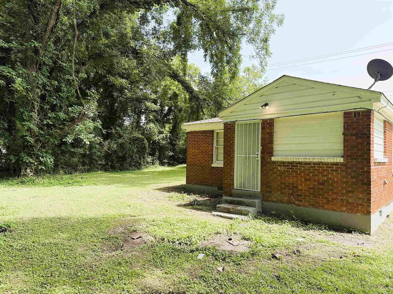 3 bed, 1.0 bath, 1041 sqft, $1,000 — Photo 4
