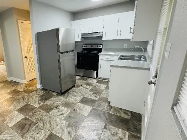 Welcome to Friendship Villas: Spacious Townhome in Winston-Salem!