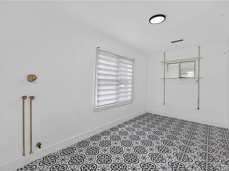 1704 Redwood Ave — Photo 11
