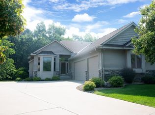 2202 Midland View Ct N, Roseville, MN 55113