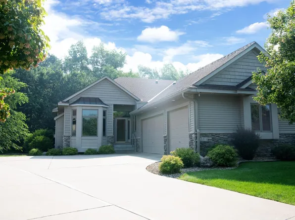 2202 Midland View Ct N, Roseville, MN 55113