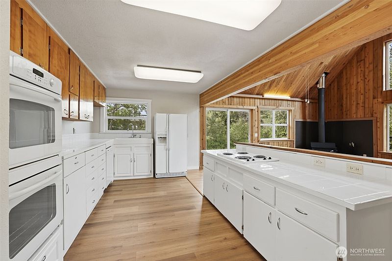 4th image of 201 Pine Glen Drive