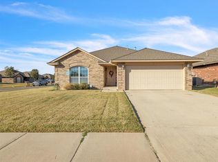 709 SW 44th St, Moore, OK 73160
