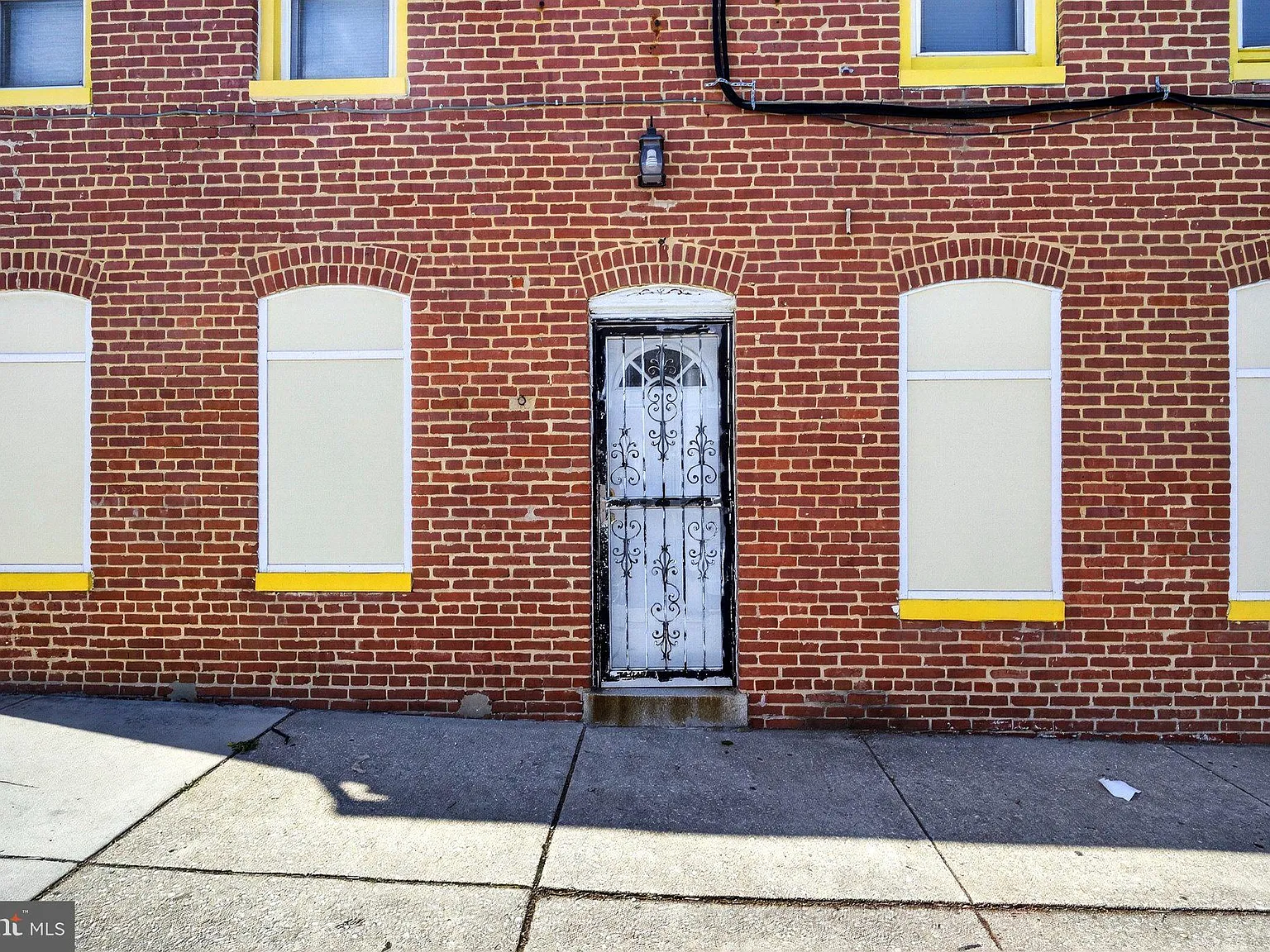 5 bed, 2.0 bath, 3008 sqft, $2,300 — Photo 2