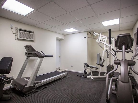 4th image of 523 W Oakdale Ave #208