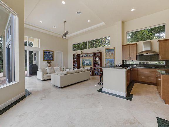 4th image of 718 Cote Azur Dr