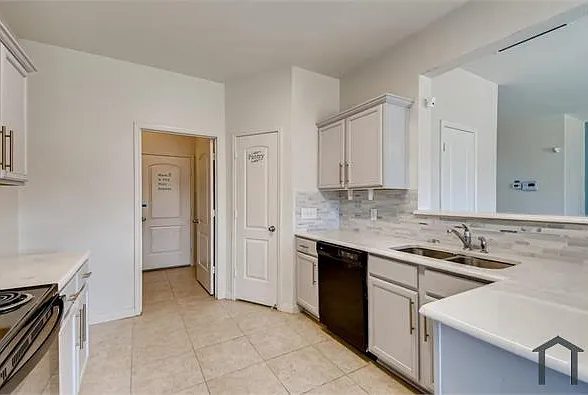 153 Ryan St — Photo 7