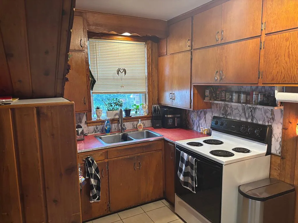451 W 8th St — Photo 3