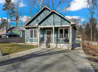 114 Oakwood Rd, Hendersonville, NC 28791