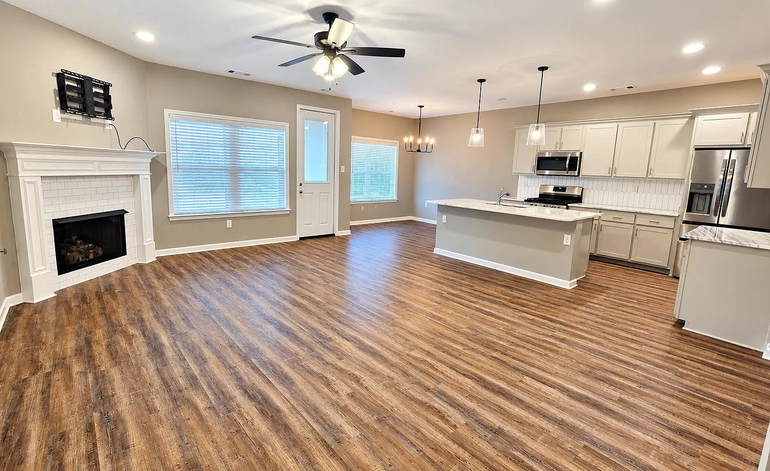 4 bed, 3.0 bath, 2400 sqft, $2,300 — Photo 3