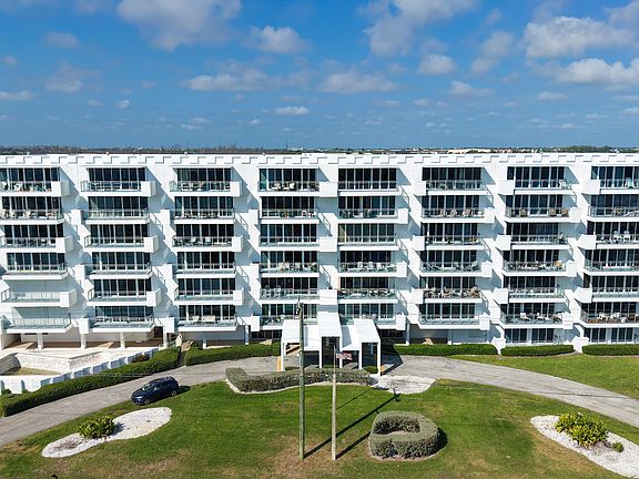 2nd image of 3051 S Ocean Boulevard #3050