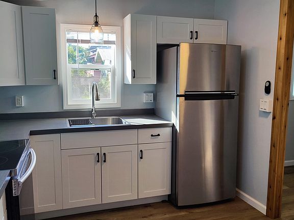 Deep sink and garbage disposal. Newer refrigerator