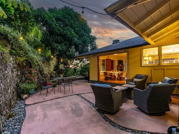 3181 Beaumont Woods Pl, Honolulu, HI 96822