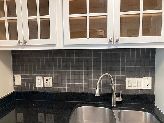 3rd image of 142 Richmond St SE