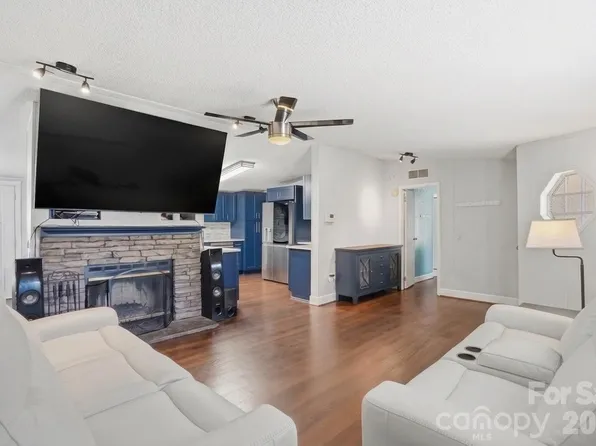 605 Ridgewood Ct, Mount Holly, NC 28120
